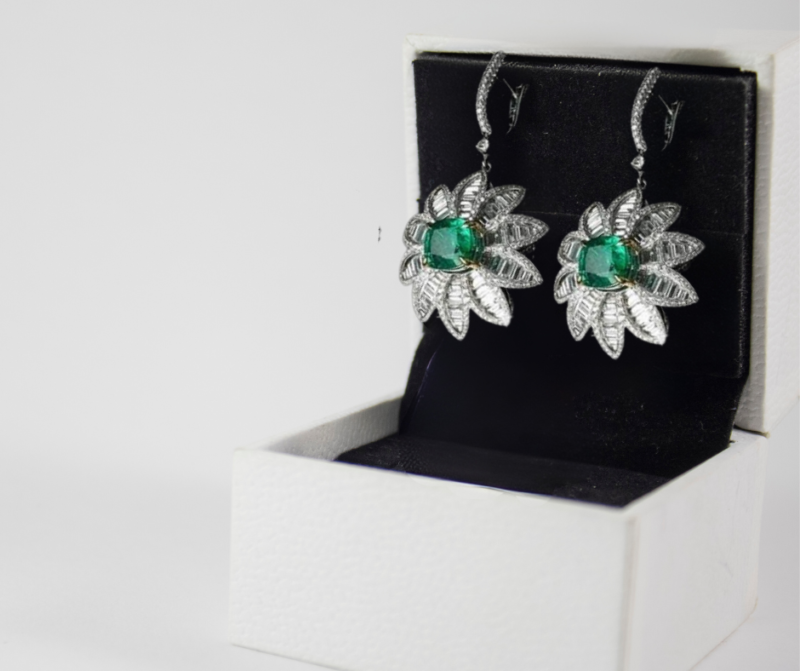 Dazzling Earrings in Daimonds  With Emrald - Image 4