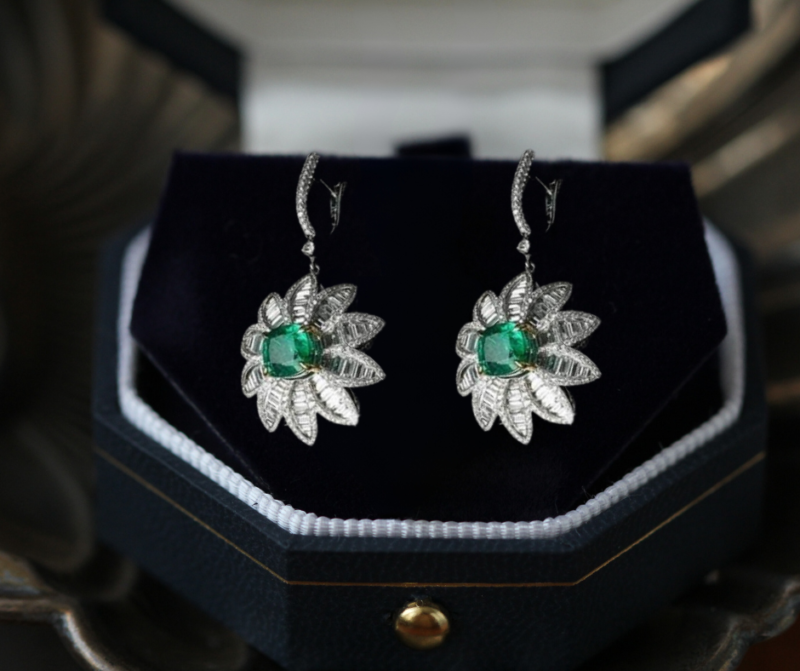 Dazzling Earrings in Daimonds  With Emrald - Image 2
